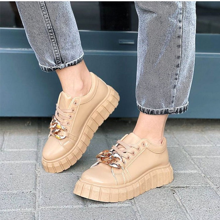 Dame Sneakers med trendy plateau og dekorative kæde-detaljer Stilla