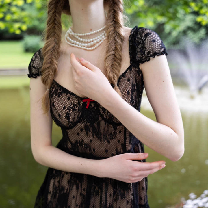 Damen Spitzenkleid mit verspielten Rüschendetails und transparentem Design Skovae