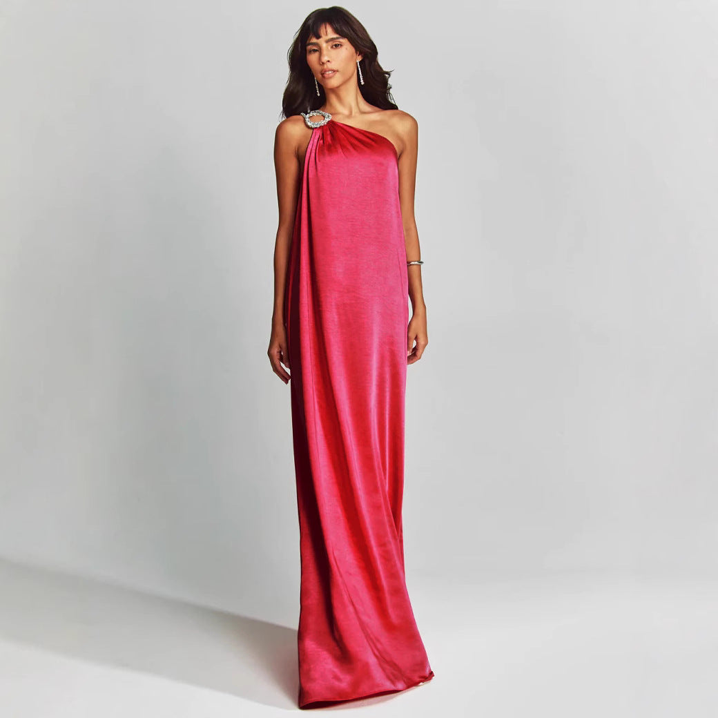 Dame Elegant off-shoulder aftenkjole med flydende stof og glitrende broche Stiila