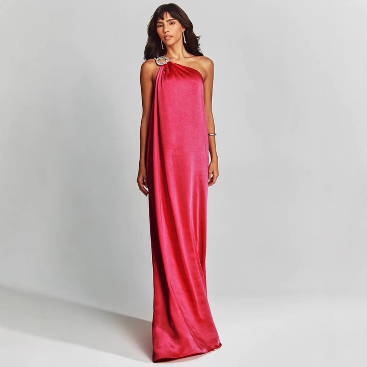 Dame Elegant off-shoulder aftenkjole med flydende stof og glitrende broche Stiila
