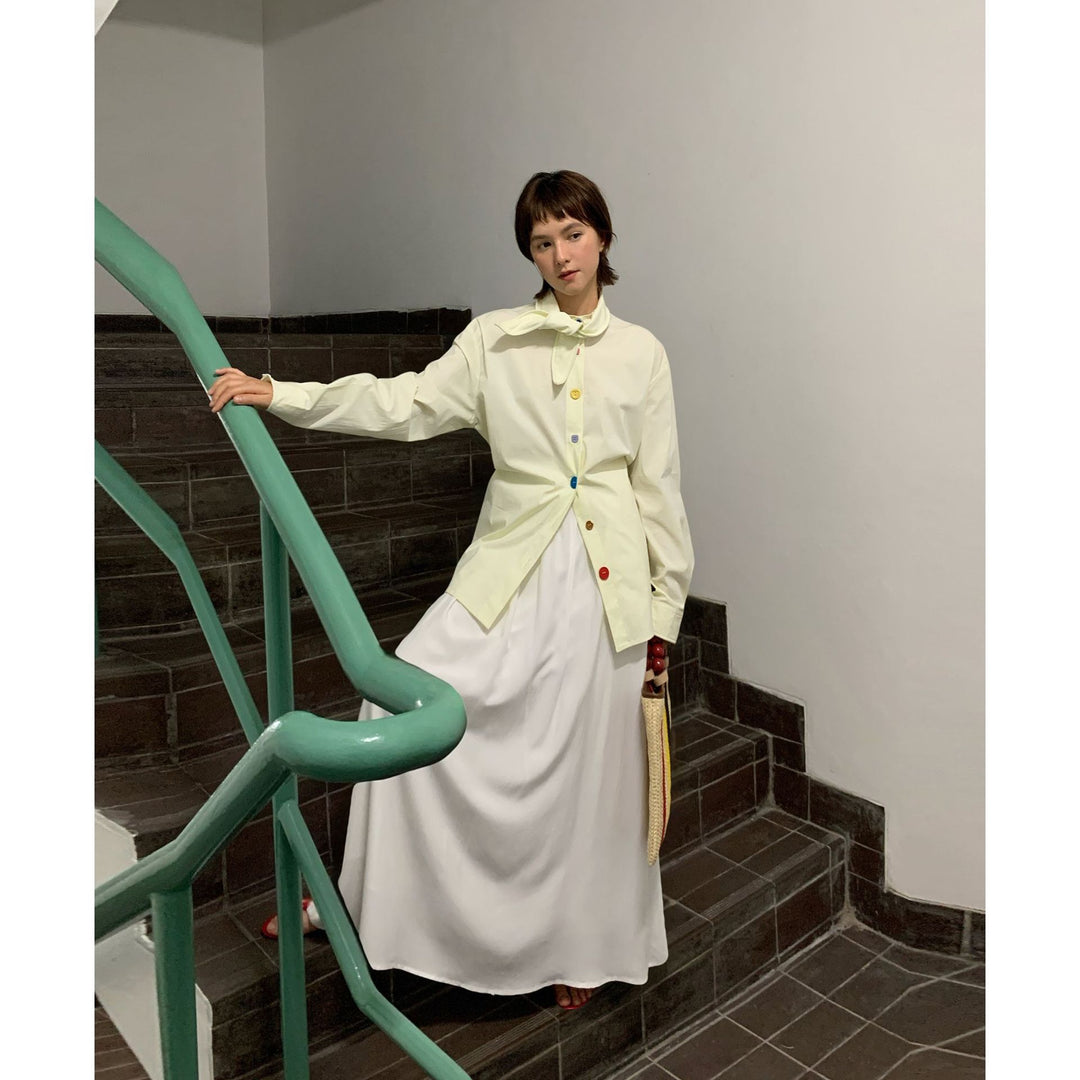 Dame mode bluse med farverige knapper Stilla