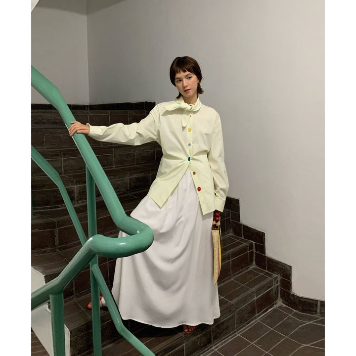 Dame mode bluse med farverige knapper Stilla