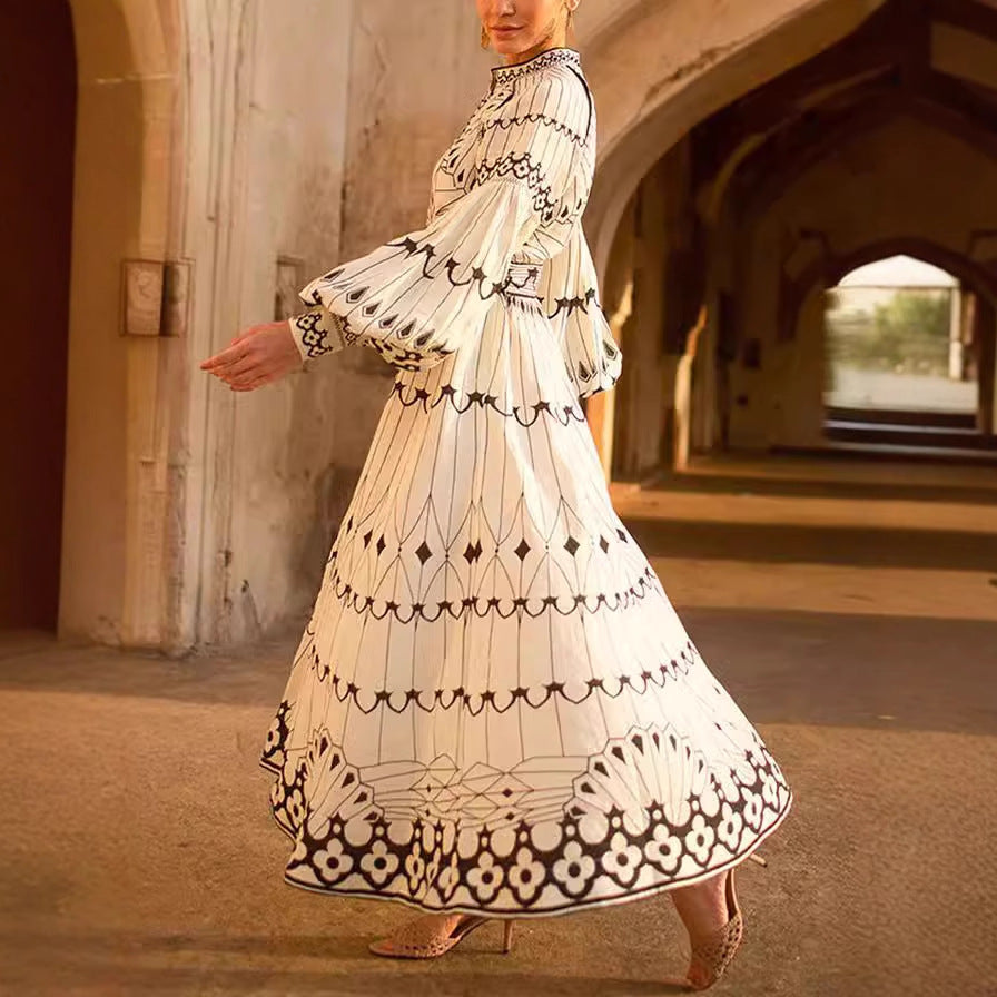 Dame Maxikjole med kunstnerisk design og elegante puffærmer Stilla