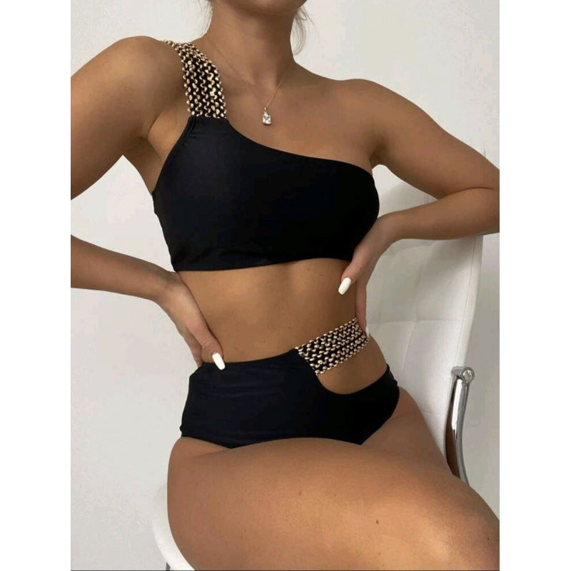 Damebikini med asymmetrisk top og elegant kædedetalje Stilla
