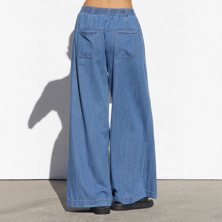 Kvindernes brede denimbukser med elastisk talje og knapdetaljer Stilla