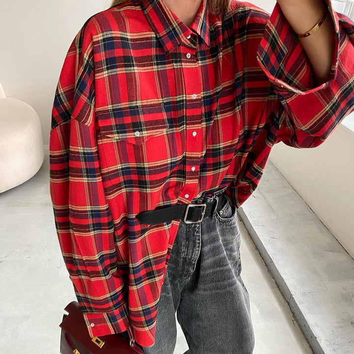 Dame Karo-bluse i afslappet oversized-stil med lange ærmer og knapdetaljer Stilla