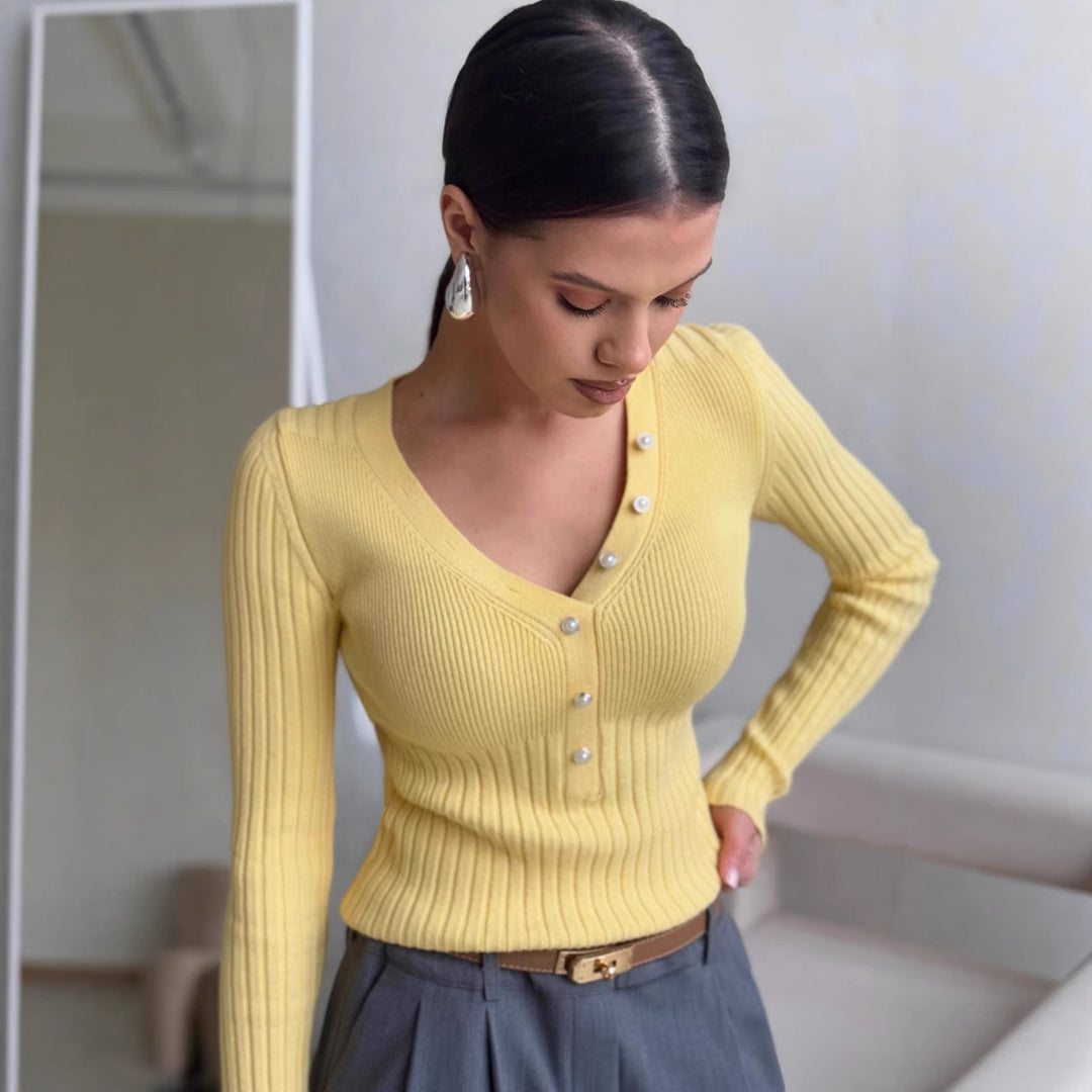 Kvinders fine strikket sweater med dekorative knapdetaljer og V-hals Stilla