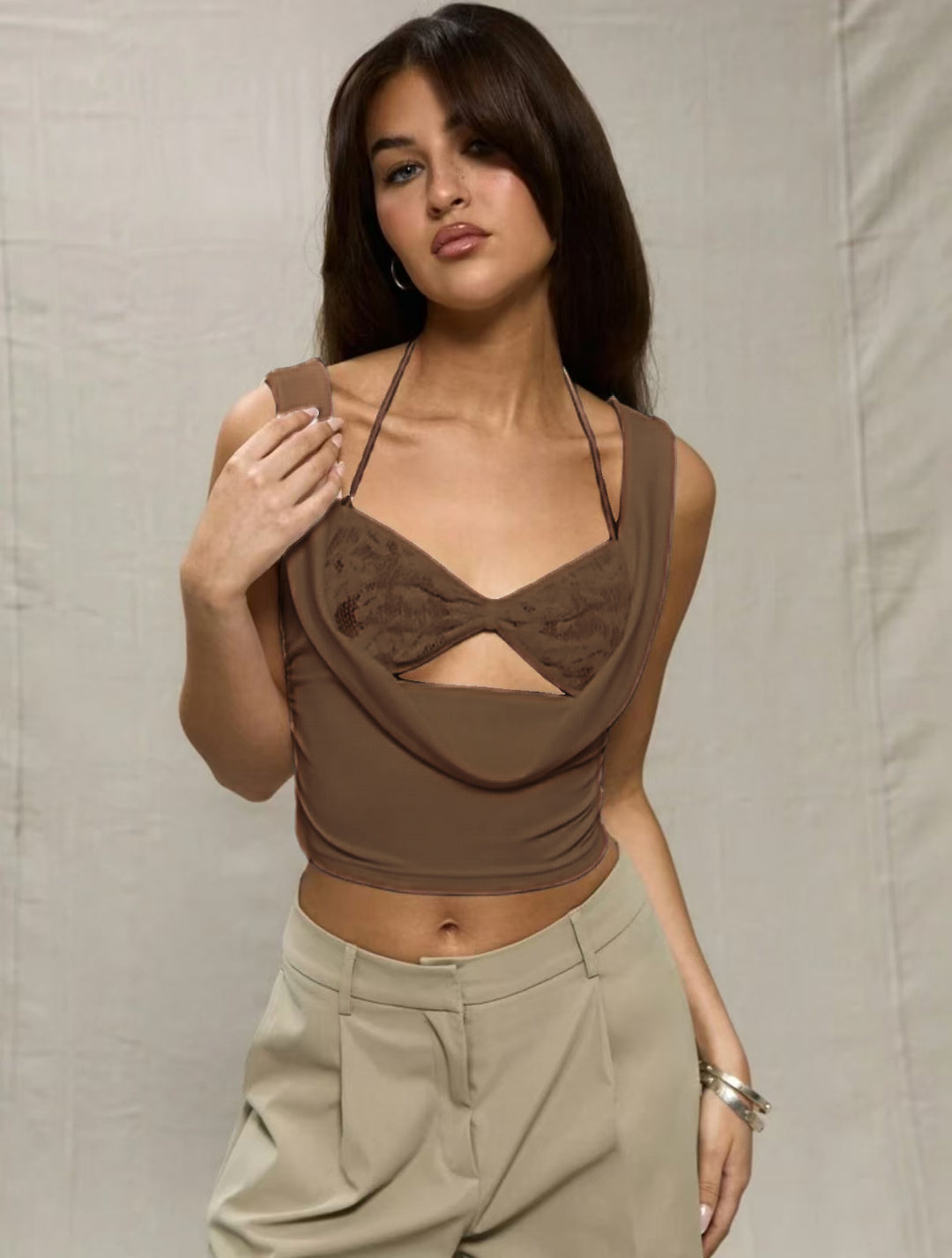 Dame Crop-top med forførende cut-out og delikat spidsindsats Skovae