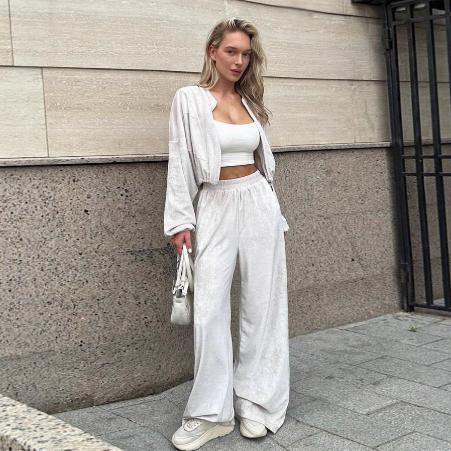 Kvindernes sporty loungewear jakke med lynlås og trendy bredskårne bukser Skovae