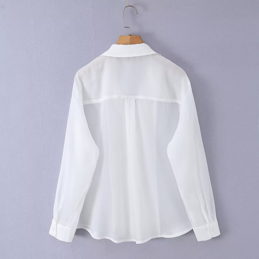 Damebluse i luftig mikrofiber med elegant krave og knaplukning Skovae