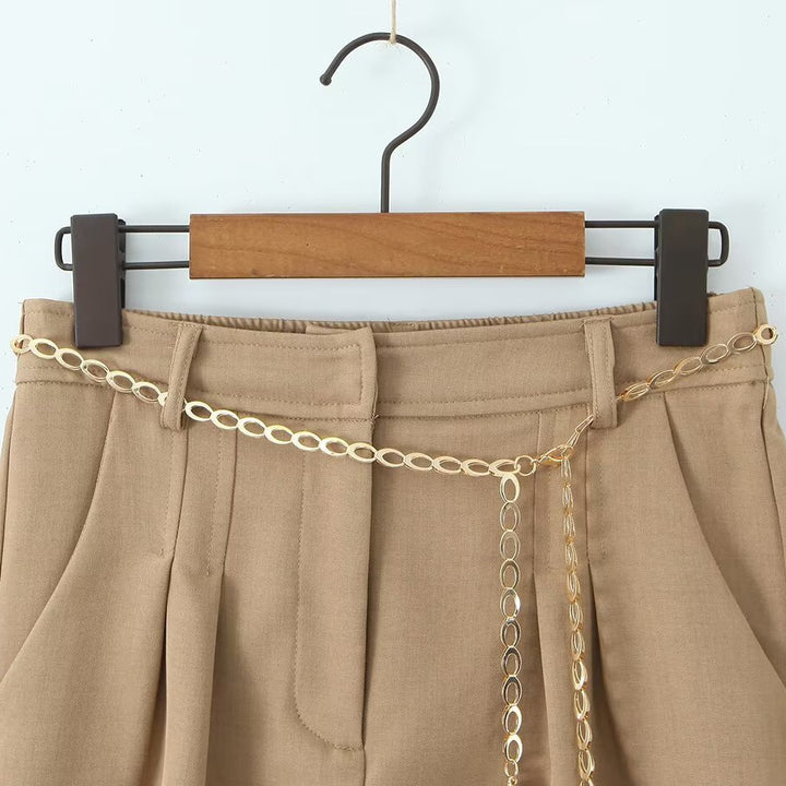 Dame Chice Shorts med elegant kæde og højtsiddende talje Skovae