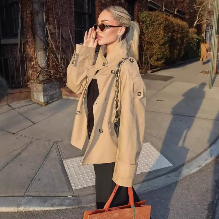 Damer mode overgangsjakke i minimalistisk design med dobbelte knaplukninger Stilla
