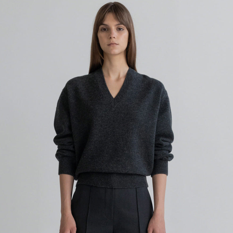 Dame V-hals striktrøje lavet af høj kvalitets cashmere-blanding med afslappet pasform og elastisk kant Stilla