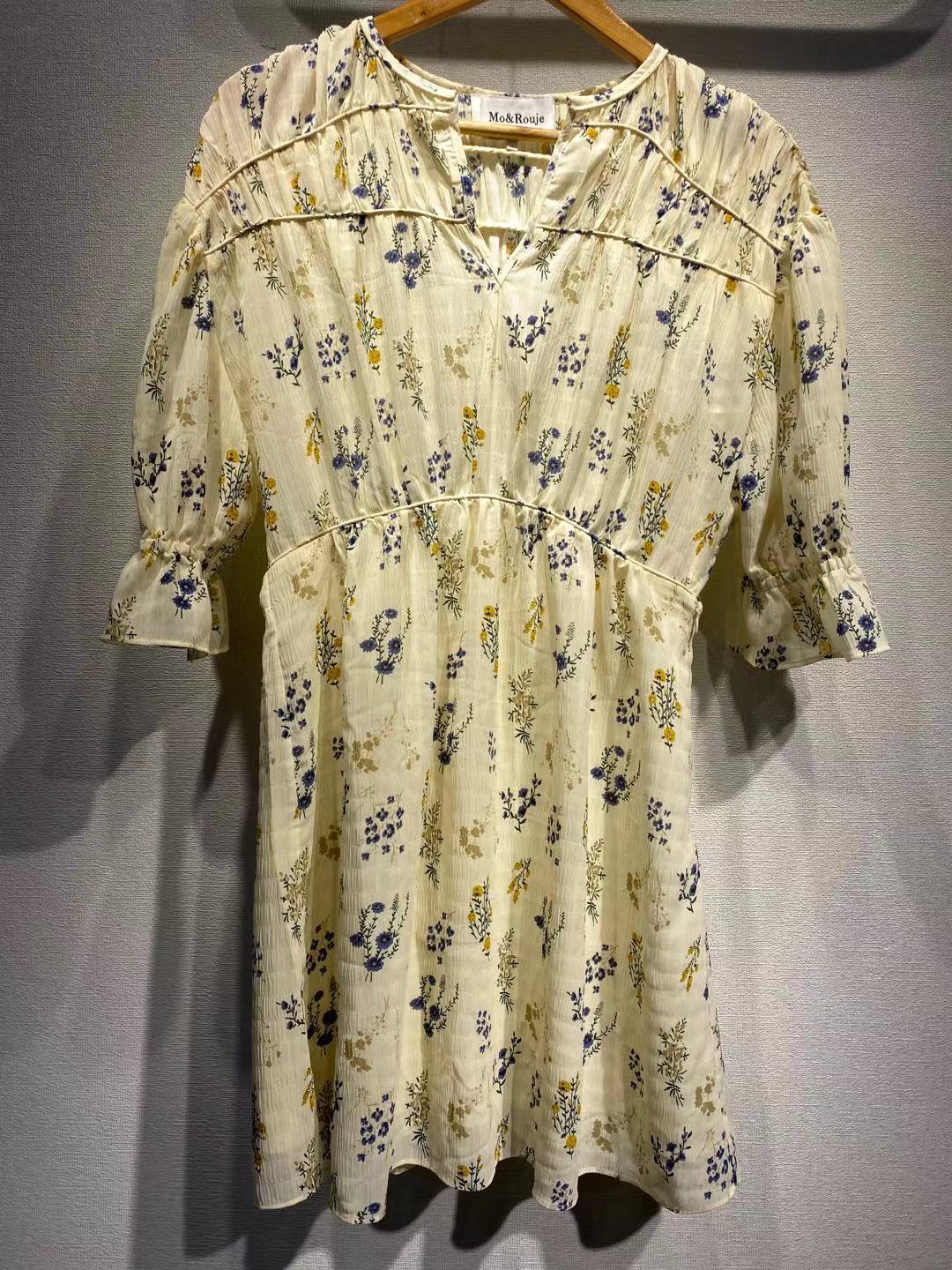 Dame luftig bluse med florale accenter og flæse detaljer Stilla