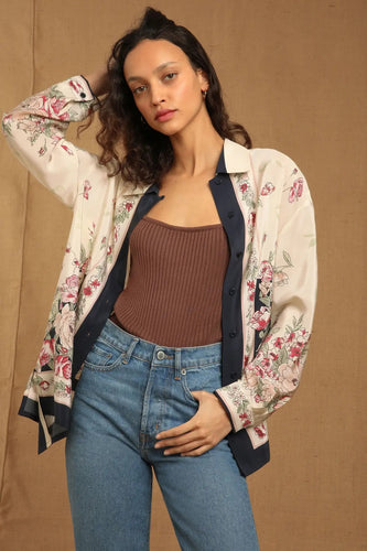 Damebluse med blomsterdesign og elegante kontraster Stilla