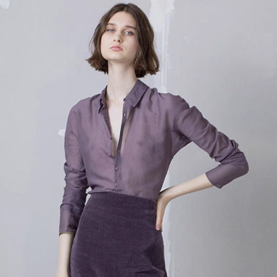Dame gennemsigtig bluse med klassisk krave og elegant knaplukning Stilla