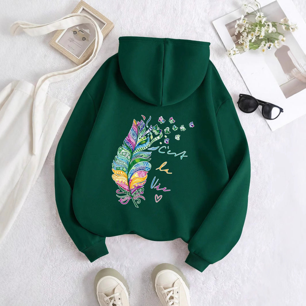 Kvinders casual hoodie med farverigt fjerdesign og inspirerende tekst Stilla