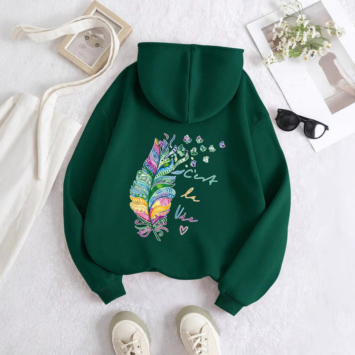 Kvinders casual hoodie med farverigt fjerdesign og inspirerende tekst Stilla