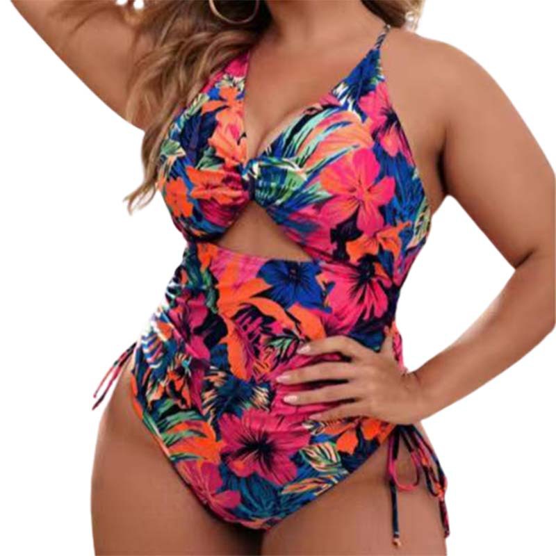 Dame badedragt med moderne cut-out og farverigt geometrisk design Skovae