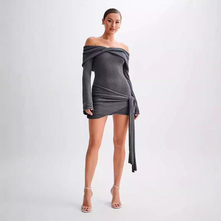 Dame mini kjole med off-shoulder design og bælte Stilla