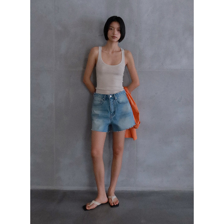 Dame jeansshorts i moderne high-waist stil med afslappet snit og lange ben Stilla
