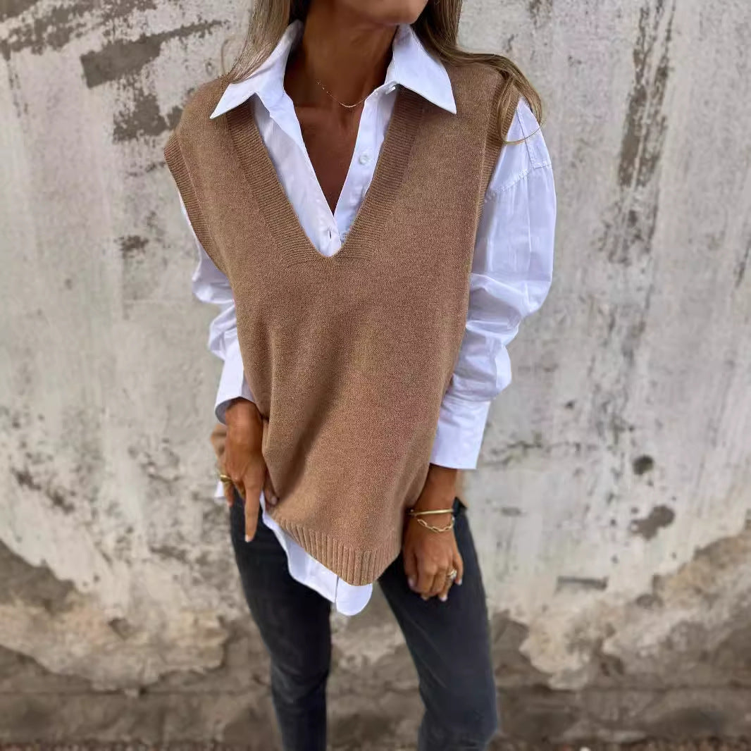Dames elegant strikvest med V-hals og fine rib detaljer Stilla