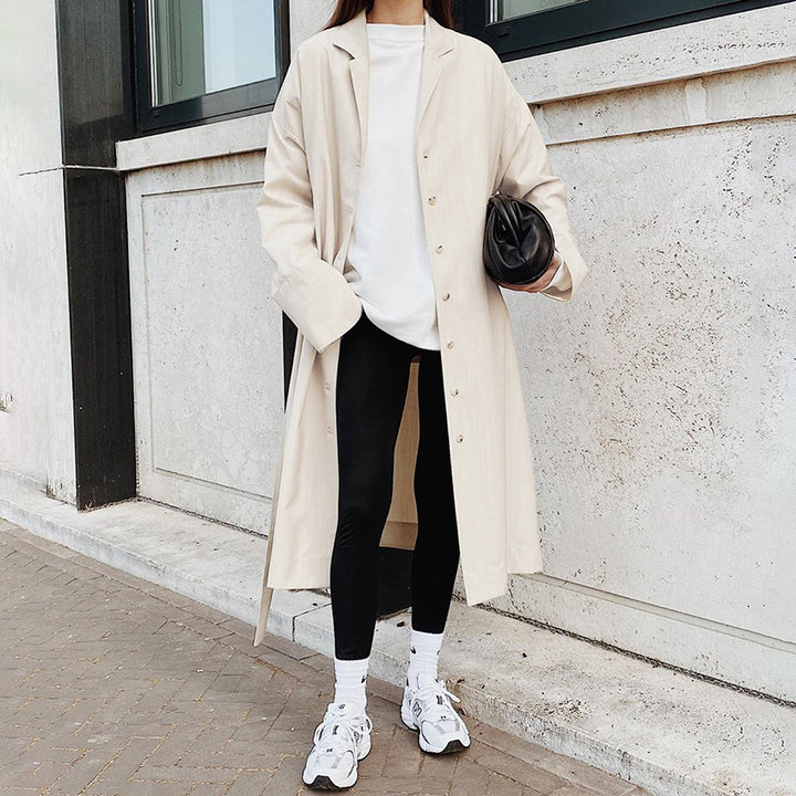 Dame Oversized Trenchcoat med moderne detaljer og knaplukninger ved ærmerne Stilla