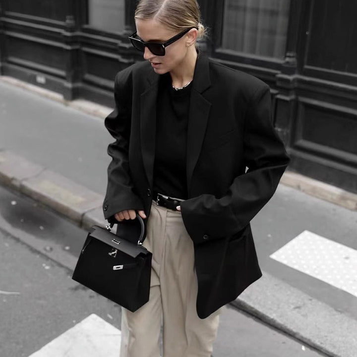 Dame klassisk blazer med moderne snit og to knapstolper Stilla