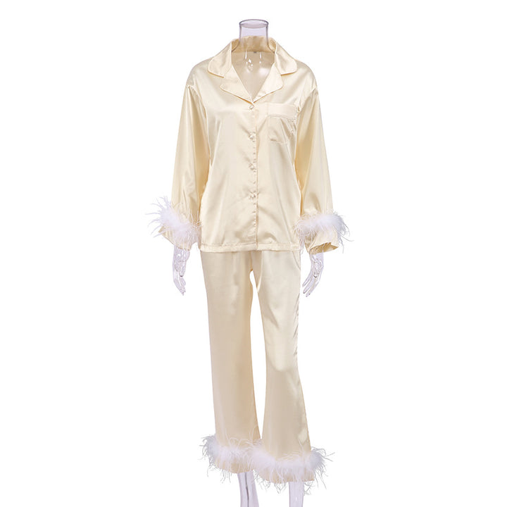 Dame Satin pyjamas med elegante fjerdetaljer Stilla