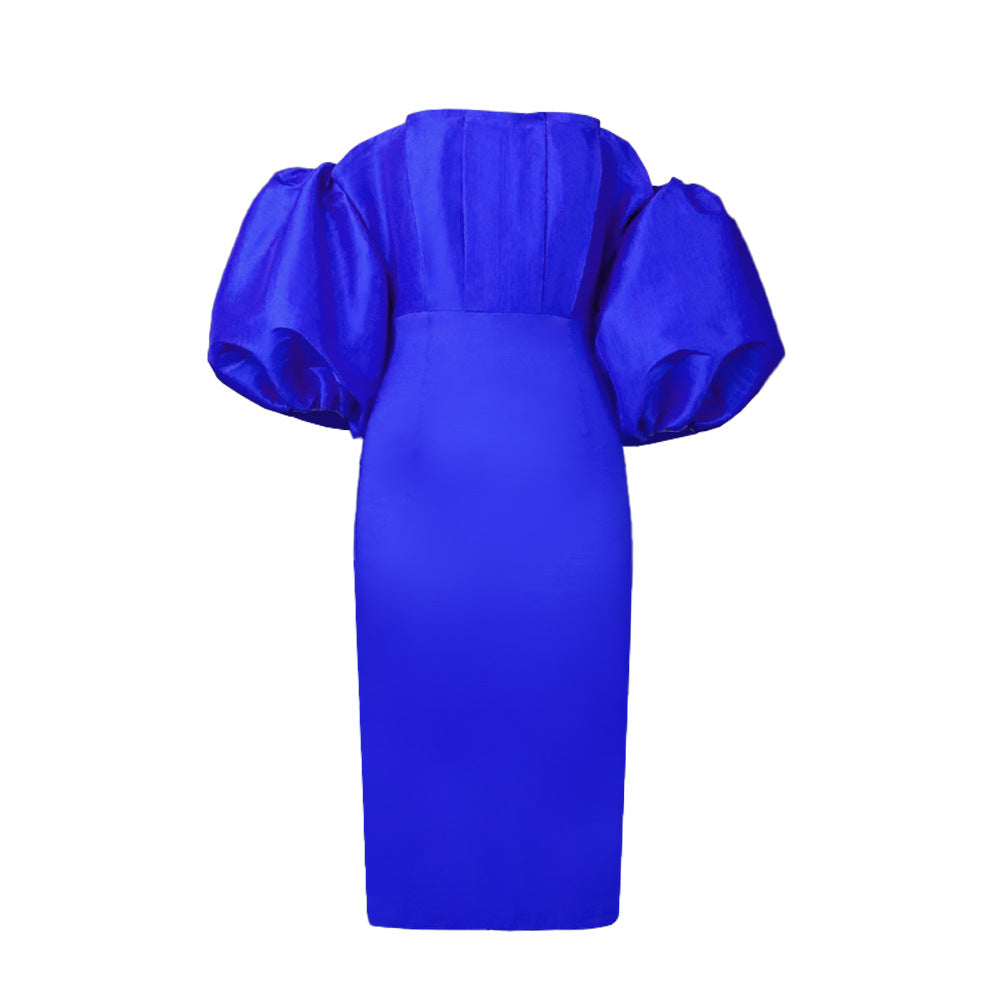Dame tætsiddende kjole med off-shoulder design og rummelige puffærmer Skovae