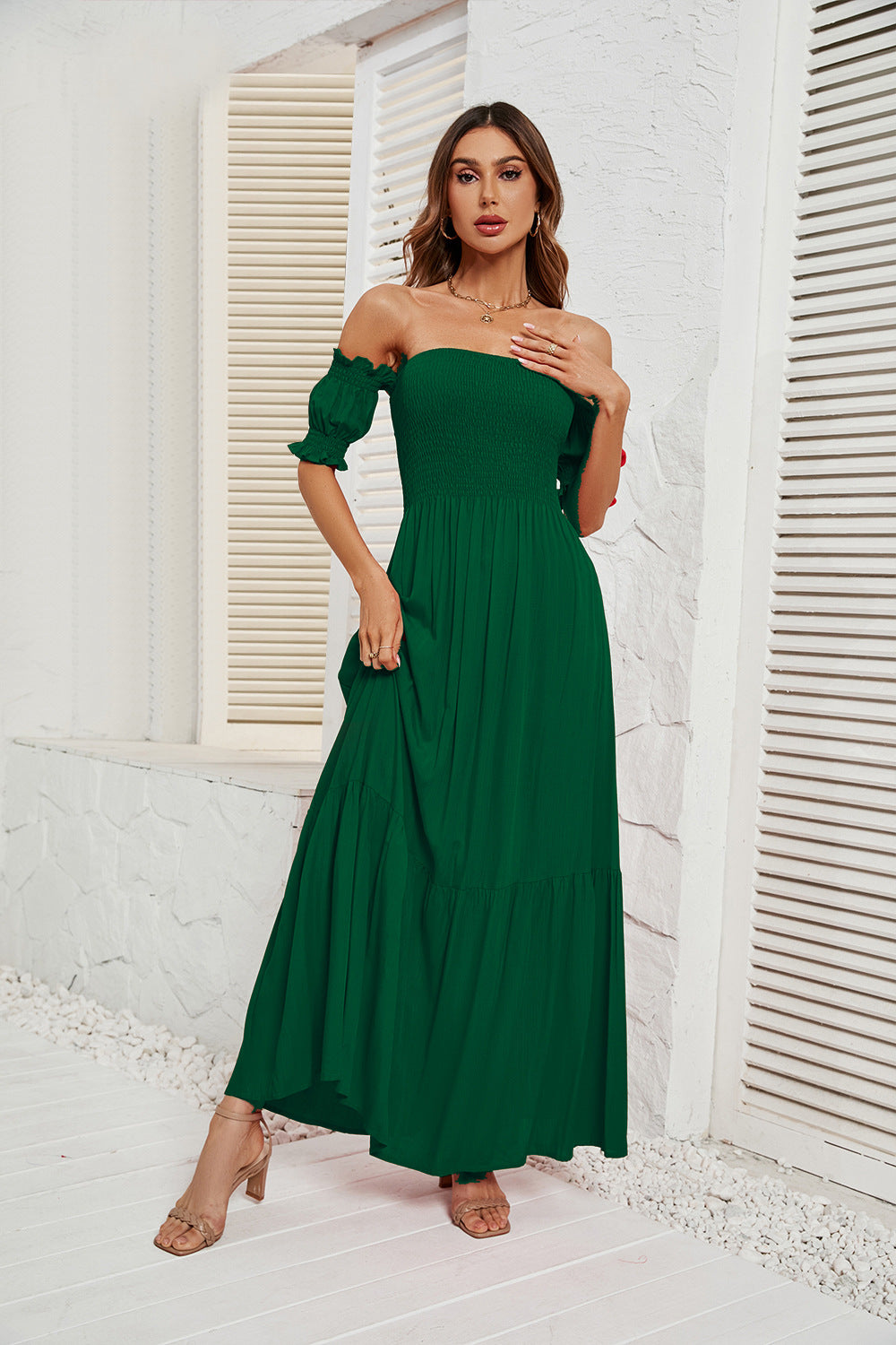 Dame Maxikjole med off-shoulder snit og romantiske puffærmer Stilla