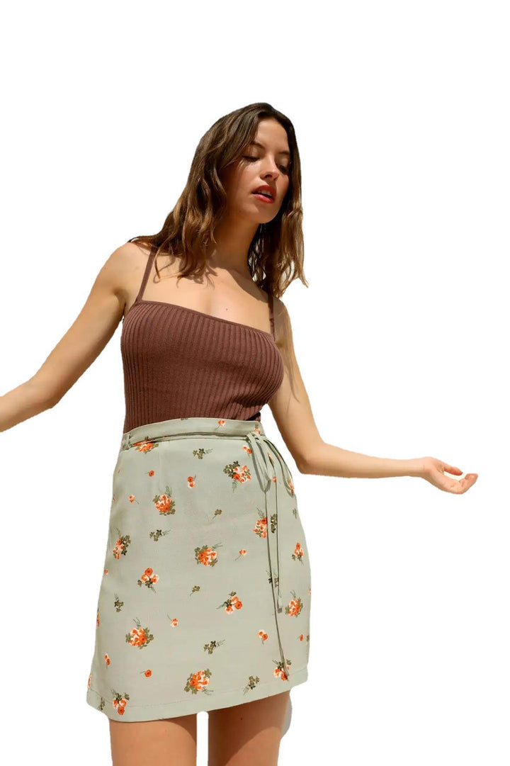 Dame wrap skirt med blomsterdekor og dekorativt bindebælte Stilla