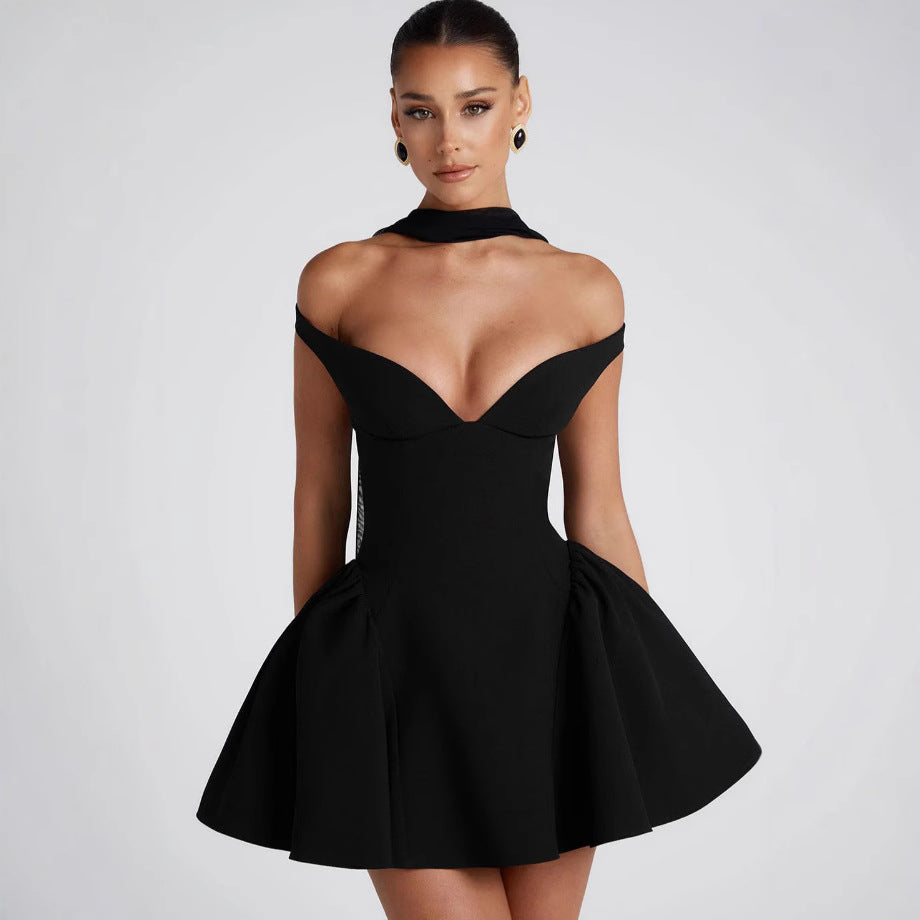 Dame mini-kjole med off-shoulder-design og elegant tørklæde Stilla