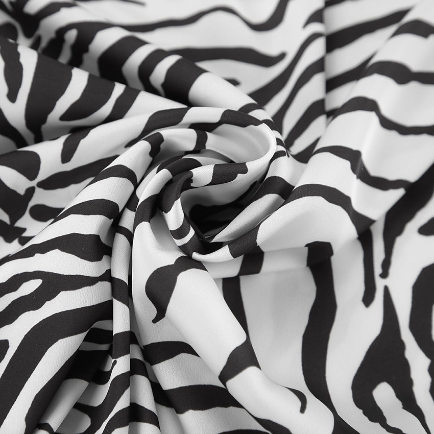 Dame Maxiskørt i trendy zebraprint med flydende stof og højt skåret talje Stilla