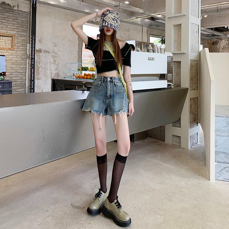 Dame denim shorts medrevet kanter og unikt broderi detalje Skovae