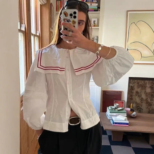 Damebluse med stor krave og elegante pufærmer Stilla