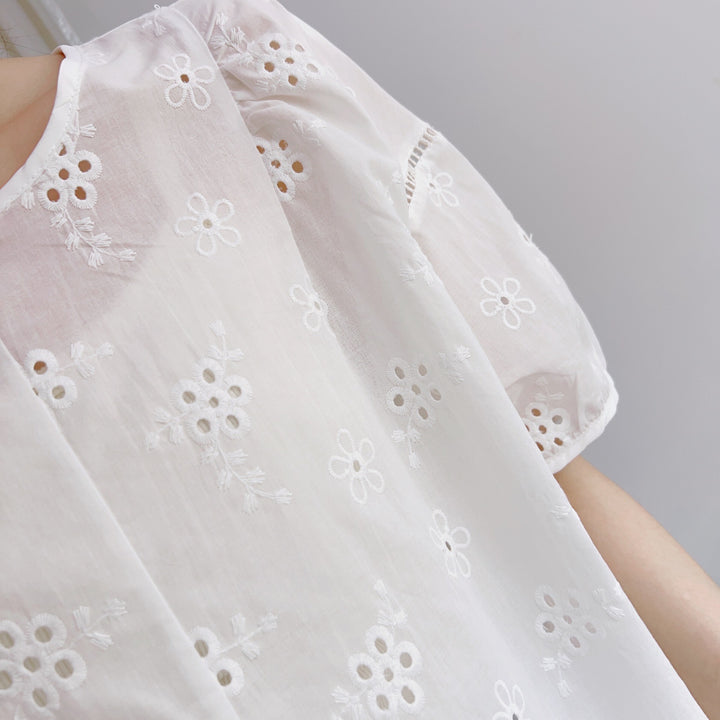 Damebluse med blomsterbroderi og luftige ærmer Stilla