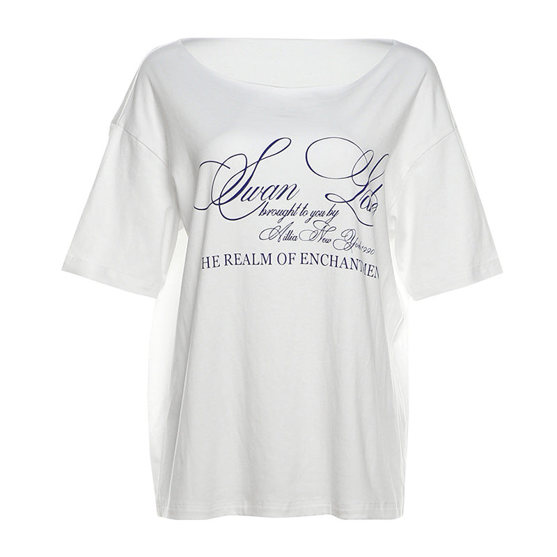 Dame afslappet top med asymmetrisk snit og elegant skrift Stilla