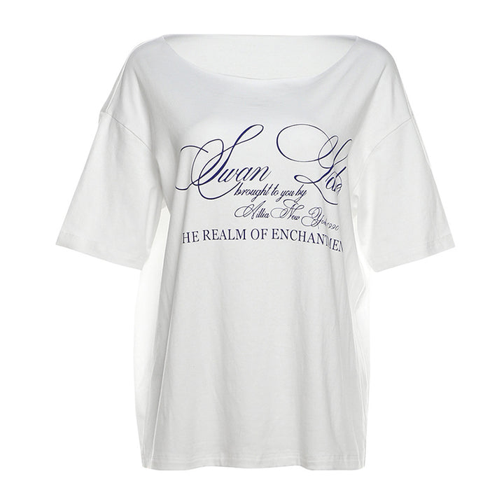 Dame afslappet top med asymmetrisk snit og elegant skrift Stilla