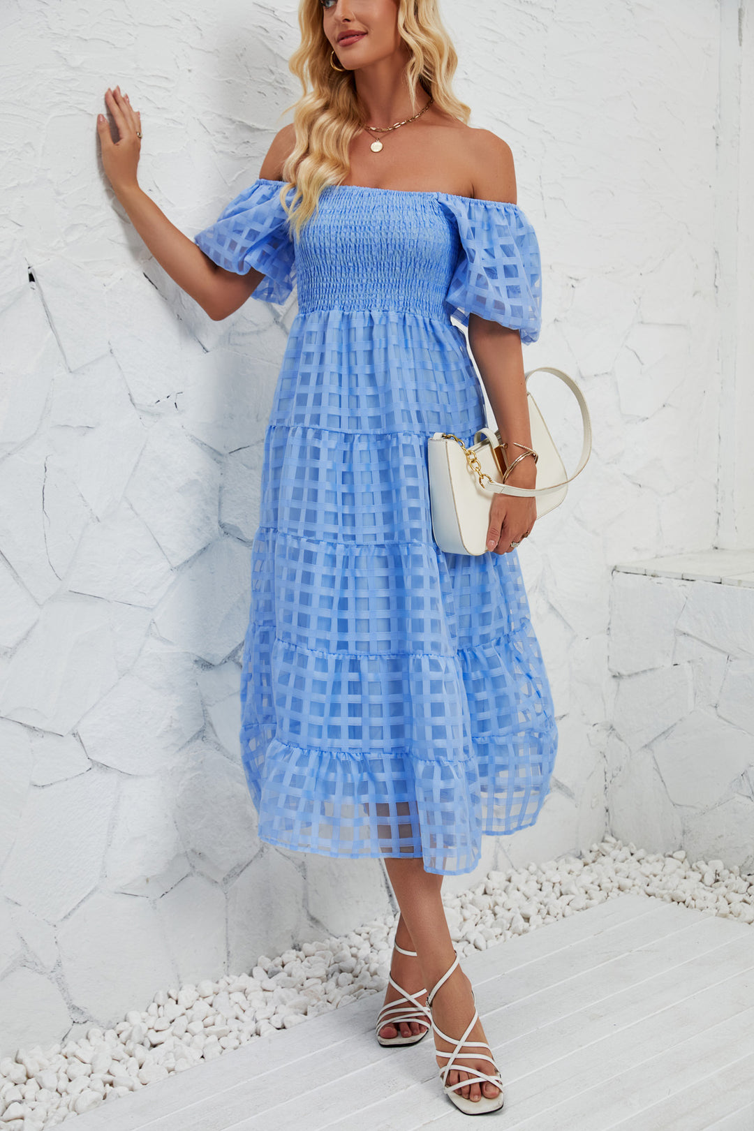 Dame Midikjole med Off-Shoulder-design og luftige Puffærmer Stilla