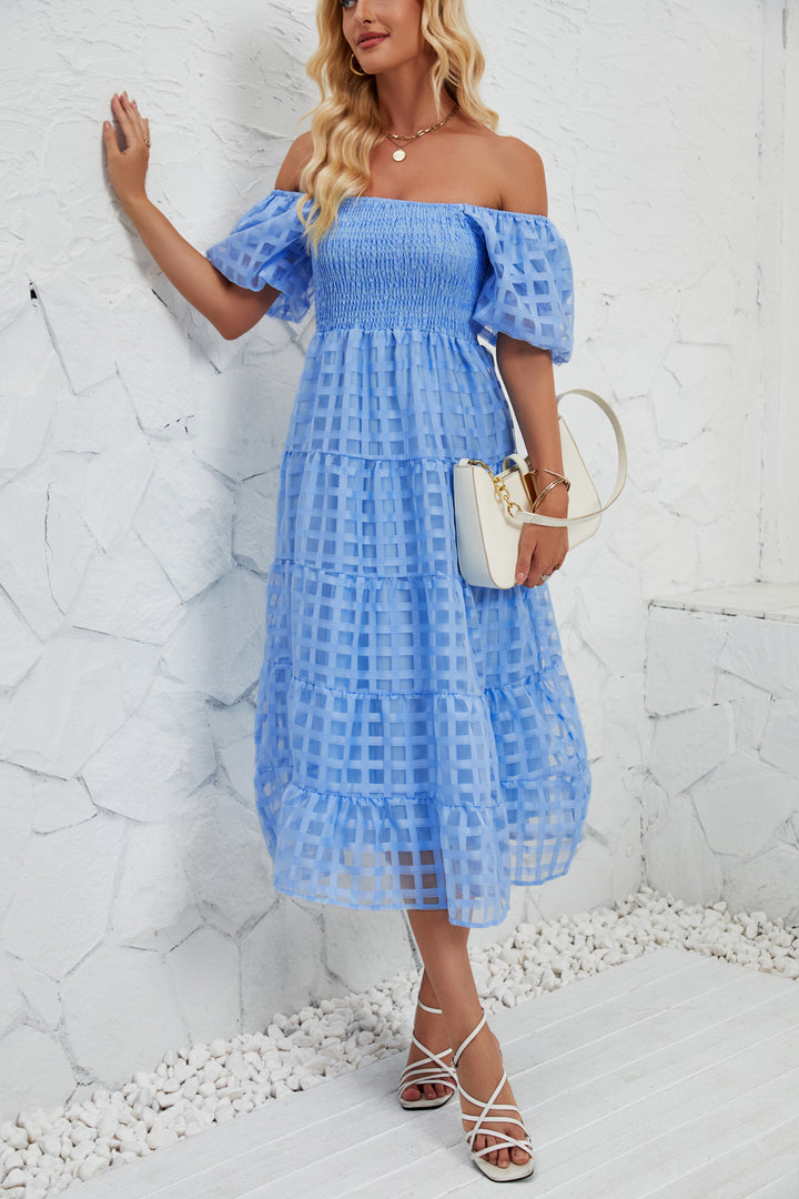 Dame Midikjole med Off-Shoulder-design og luftige Puffærmer Stilla