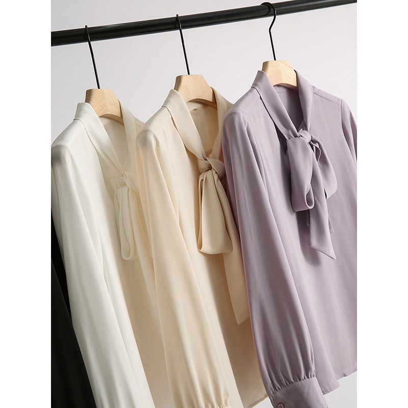 Damebluse med sløjfe krave og elegant snit Stilla