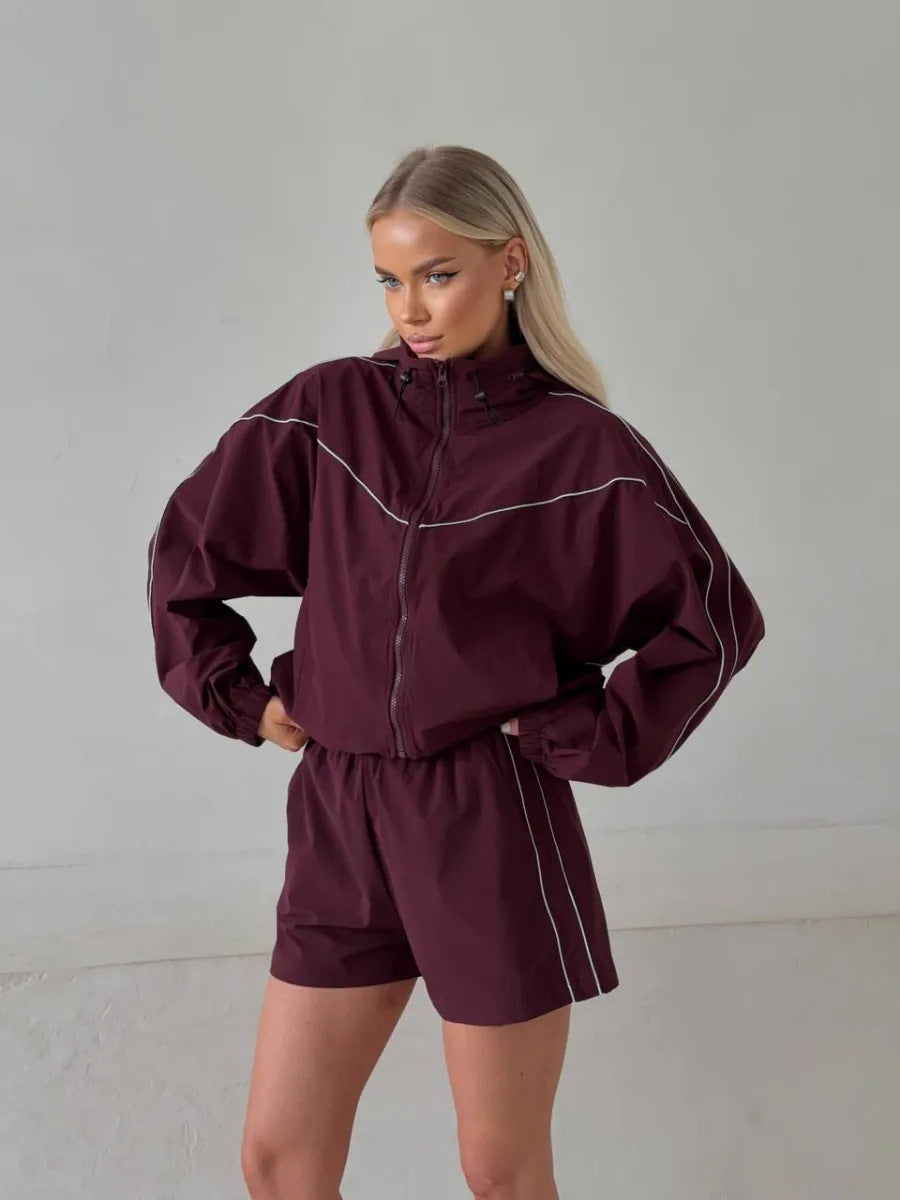 Kvindernes sporty jakke med shorts i moderne udendørs stil Skovae