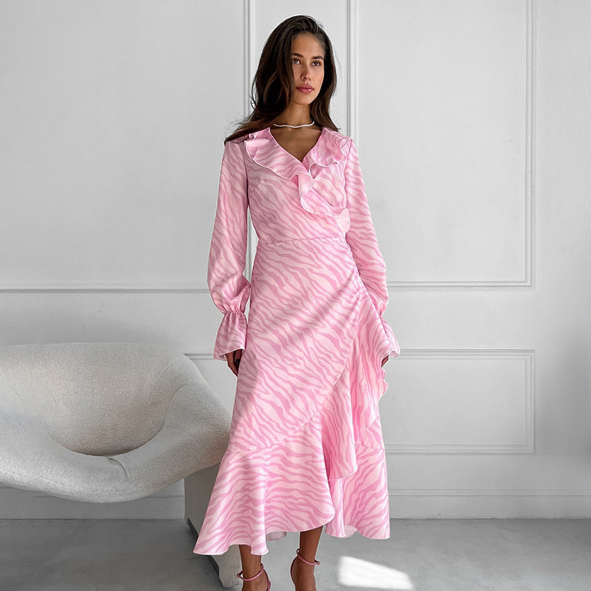 Dame indpakningskjole med voluminøse flæser og elegant silhuet Stilla