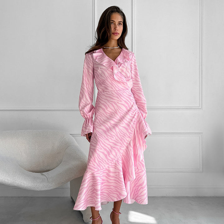 Dame indpakningskjole med voluminøse flæser og elegant silhuet Stilla