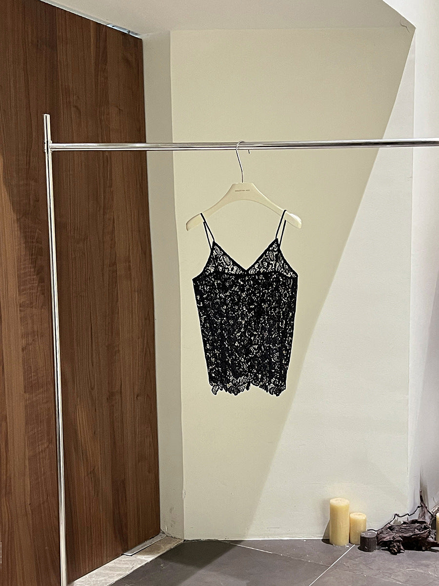 Dame spids-cami-top med justerbare stropper og fin blomsterbroderi Stilla