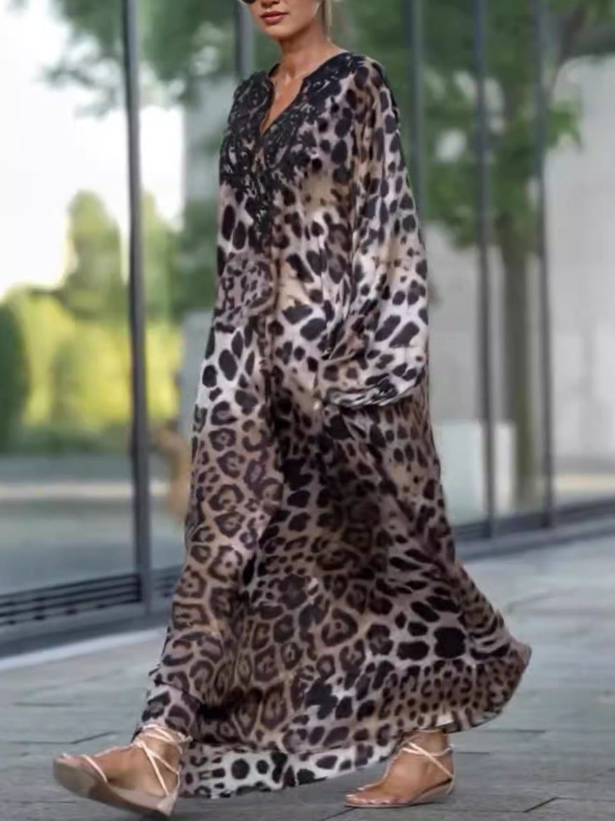 Dame maxikjole med leopardmønster og elegante detaljer Stilla