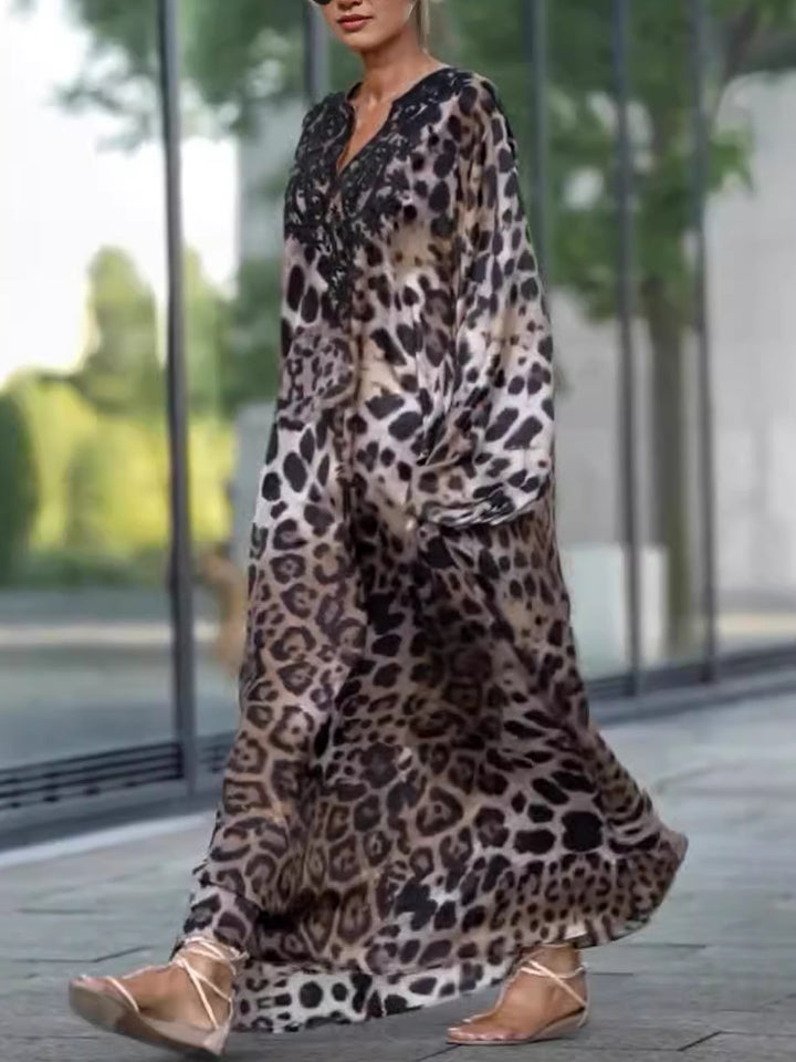 Dame maxikjole med leopardmønster og elegante detaljer Stilla