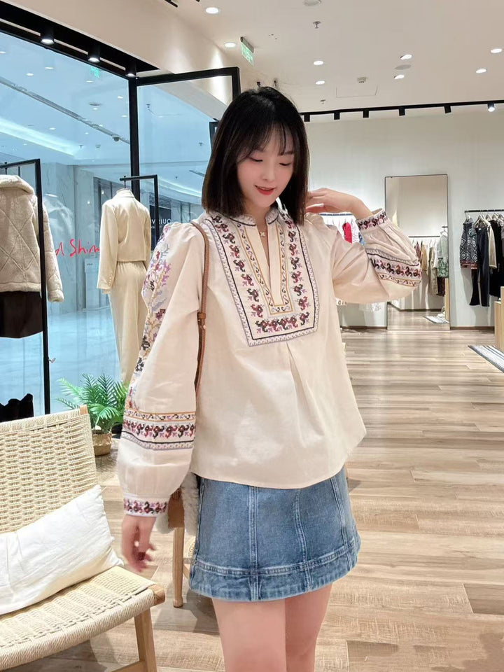 Dame broderet bluse med halvhøj krave og elegante flæseærmer Stilla