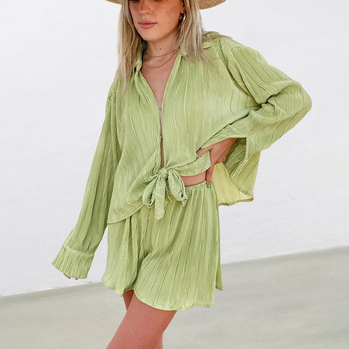 Dame Plissé-skjorte og shorts ensemble med moderne slipselukning Stilla